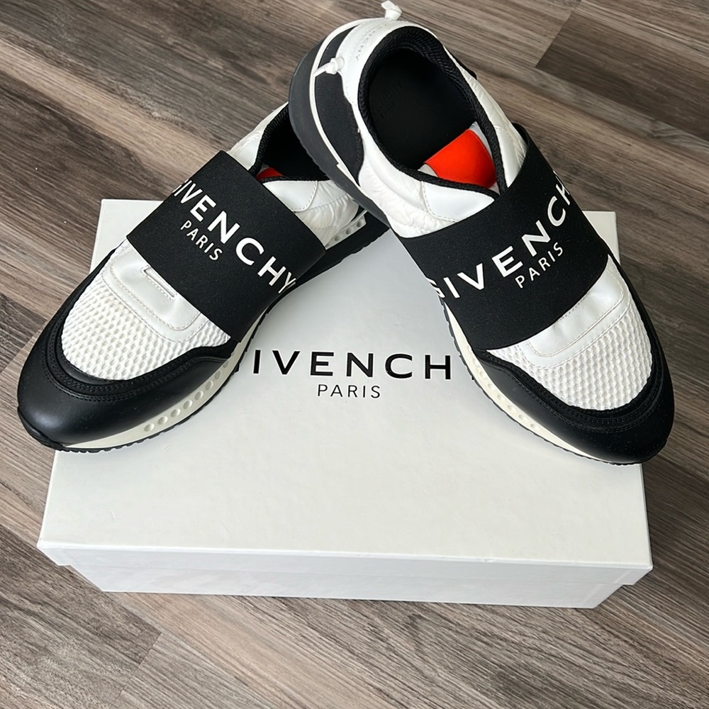 Men Givenchy Runner’s sneakers.